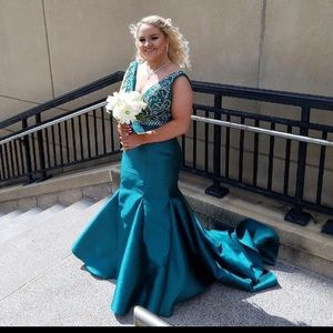 Emerald green prom dress